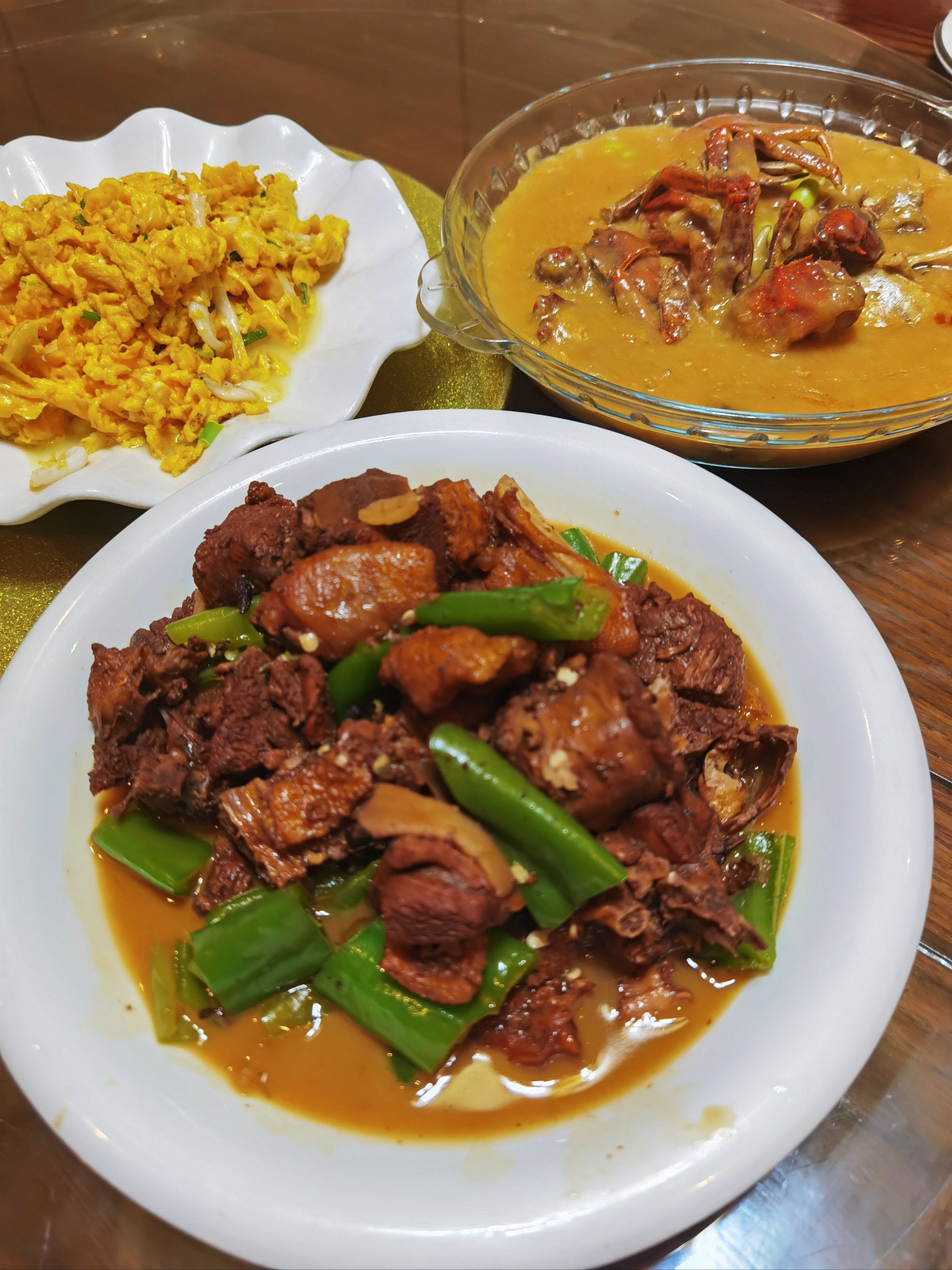 红烧老鹅味道鲜美,香味浓郁,银鱼炒蛋分量