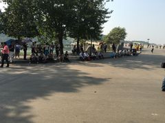 席地而坐的游客-龙门石窟