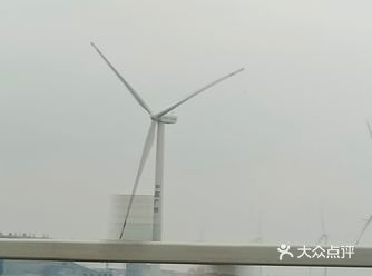 雨停了。 风很大。 人在车途。 路过嘉绍大桥
