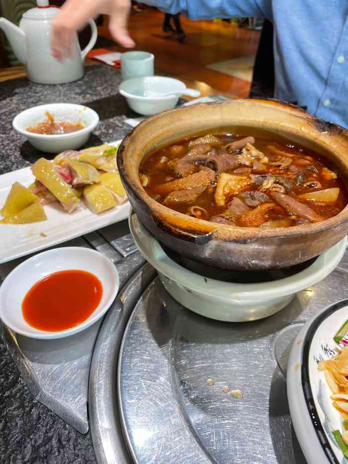 鹅城粤菜馆(白云山路店)-"茶位费2元一位,毛巾2元一条.味道还可.