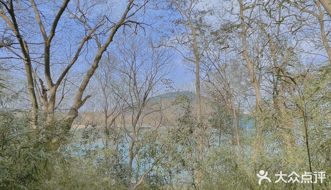 浪漫的冬日郊游地