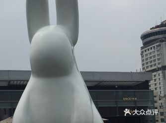 下面几层楼是潮牌店 金店
