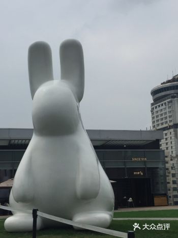 下面几层楼是潮牌店 金店