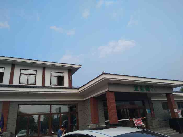 这是我第一次见到车这么少的服务区