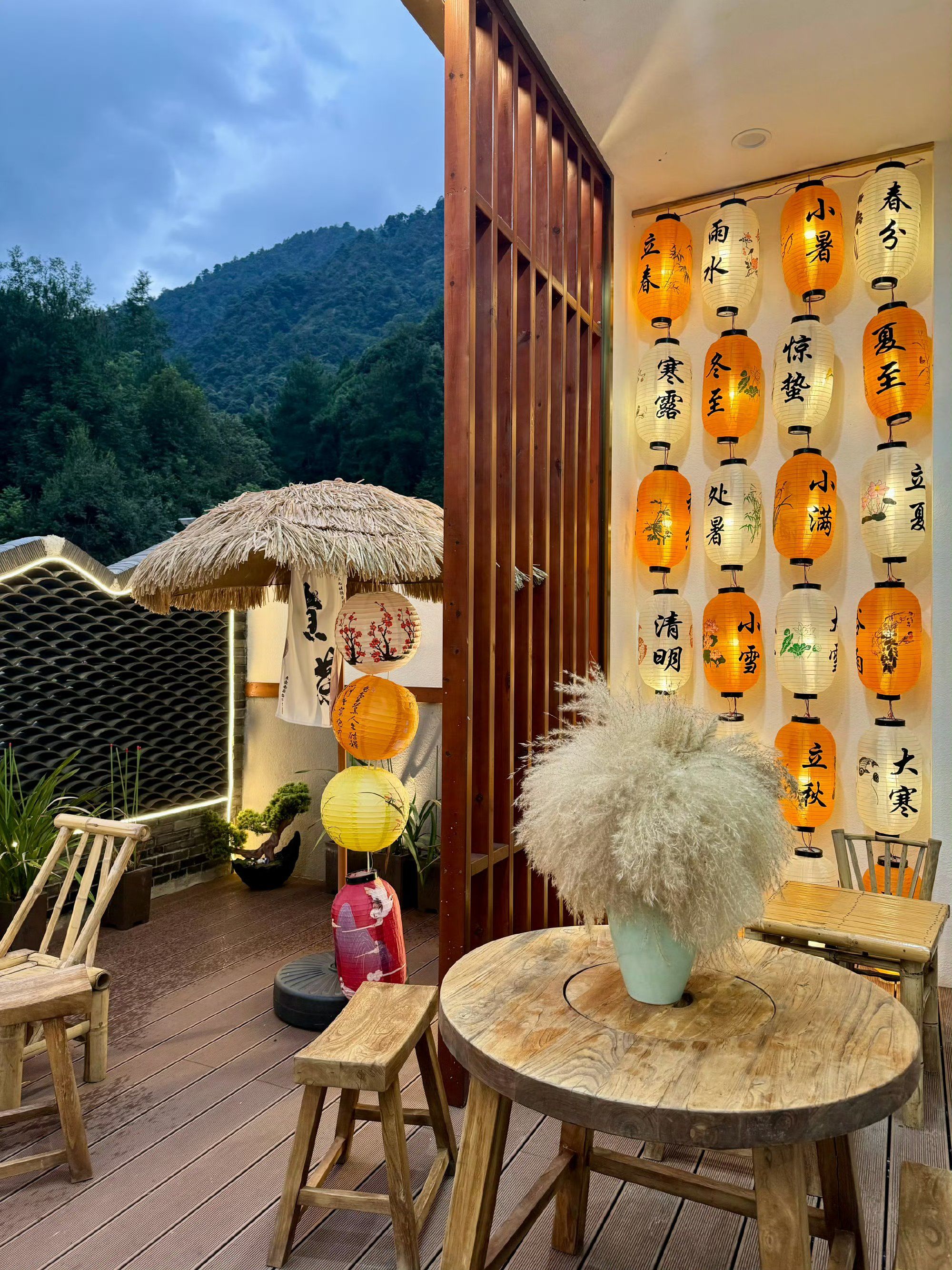 民宿的大堂也不错,有两条小狗,一条叫"多肉"