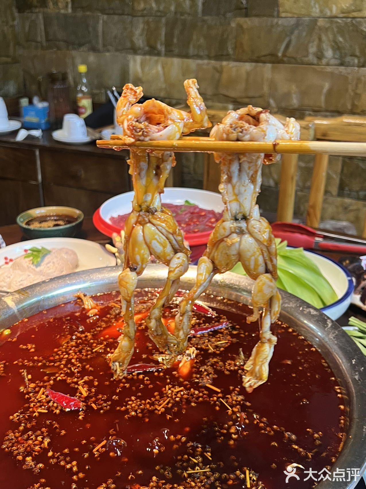 在重庆！！不会还有人没吃过他家美蛙鱼火锅叭
