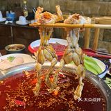 在重庆！！不会还有人没吃过他家美蛙鱼火锅叭
