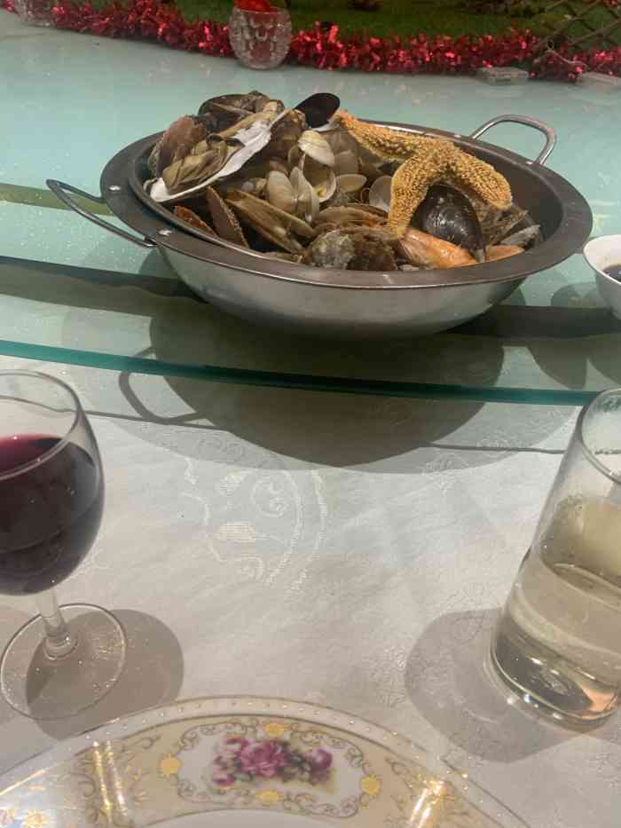 皇宫海鲜家宴(皇宫大酒店)-"这家店的装修超奢华,就连筷子都配2双,一.