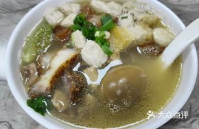 Pork Foot and Meatball Stuffed Pigskin Soup with Rice Noodles