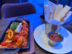 秘制辣味大虾鱿鱼配法棍-bluefrog蓝蛙(石家庄欢乐汇店)