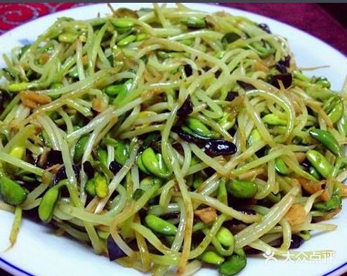 自家种的黑豆芽炒着吃