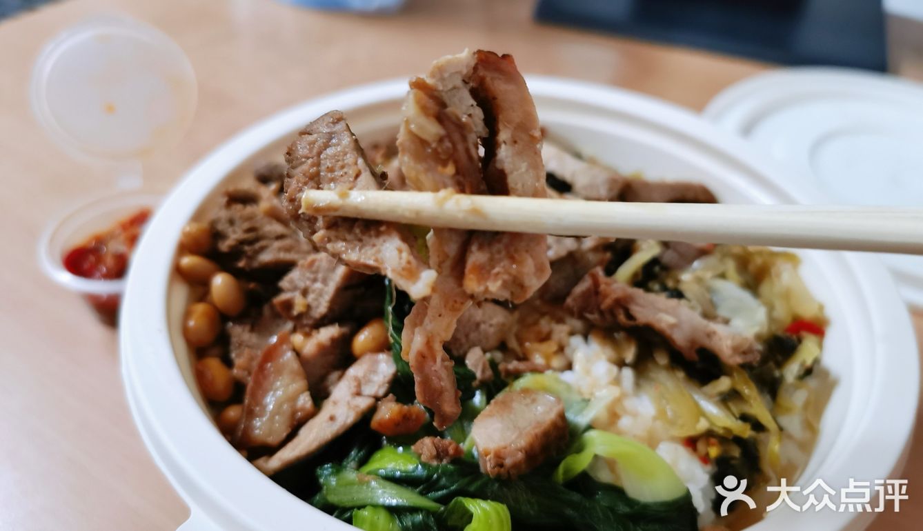 肉感满满的一份卤香猪脚饭[调皮]
