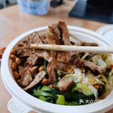 肉感满满的一份卤香猪脚饭[调皮]