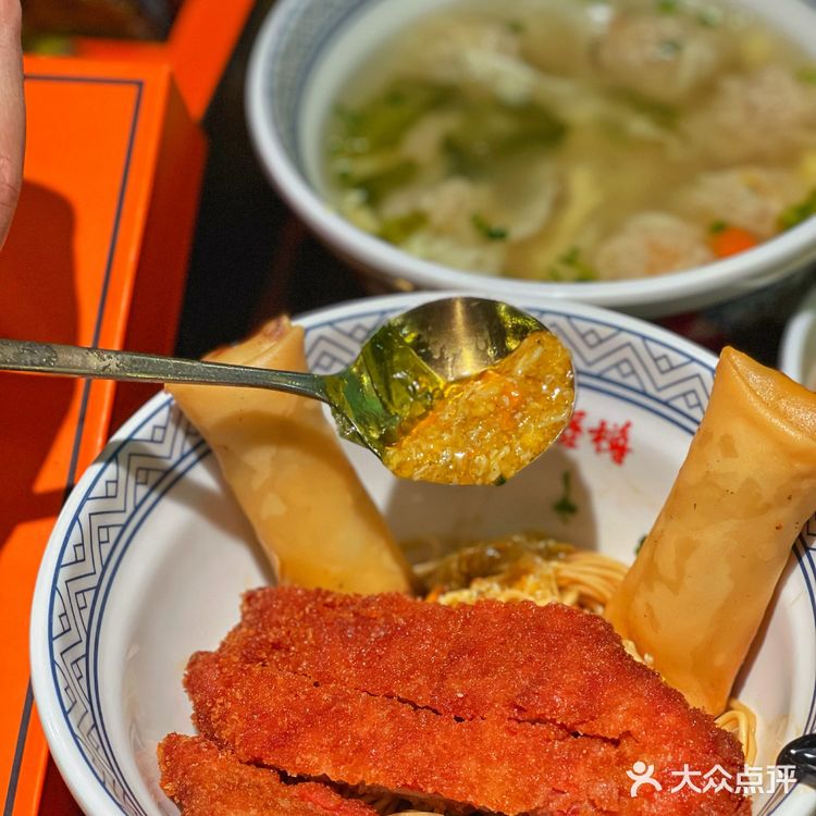 上海旅游必打卡高人气蟹粉面，现场活蟹拆蟹