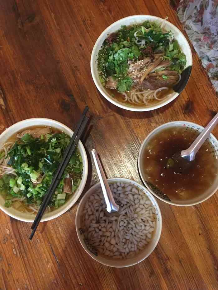 竹园老街水吧(弥勒店)-"竹园味道的卤鸡米线,卷粉是手工卷粉,很赞.