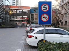 -枫蓝国际购物中心-地面停车场