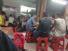 等位区-威邵鸡煲(西华路总店)