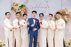 -现代经典婚纱摄影