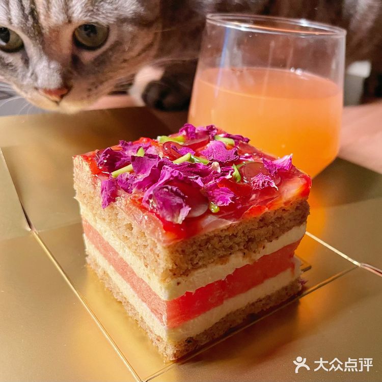 是悉尼熟悉的西瓜蛋糕的味道啊！门口还有蓝花楹树！