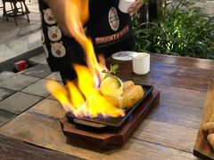 香蕉油条甜品-Naughty Nuri’s Phuket
