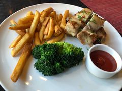 烤鸡配薯条-WOLFGANG PUCK KITCHEN & BAR(迪士尼小镇店)