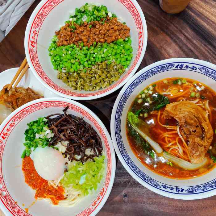 傅面面(太古里店)-"门口等坐的小板凳太有特色了,可惜忘记拍照.