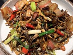 烟熏腊肉炒鹿茸菇-云海肴·汽锅鸡·云南菜(苏州中心店)