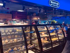 面包甜点陈列柜-乔哥铭洋海鲜自助(皇城恒隆广场店)