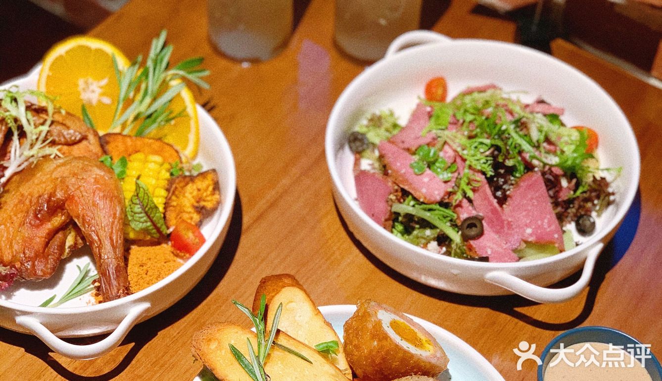 一起去以一颗百年榕树命名的美式餐厅吃饭吧[调皮]