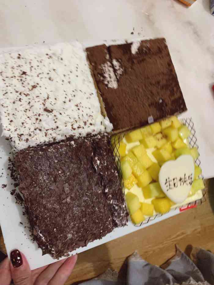 提拉米苏,黑白森林,芒果4种口味的拼接～对于爱吃蛋糕的人来说好实在