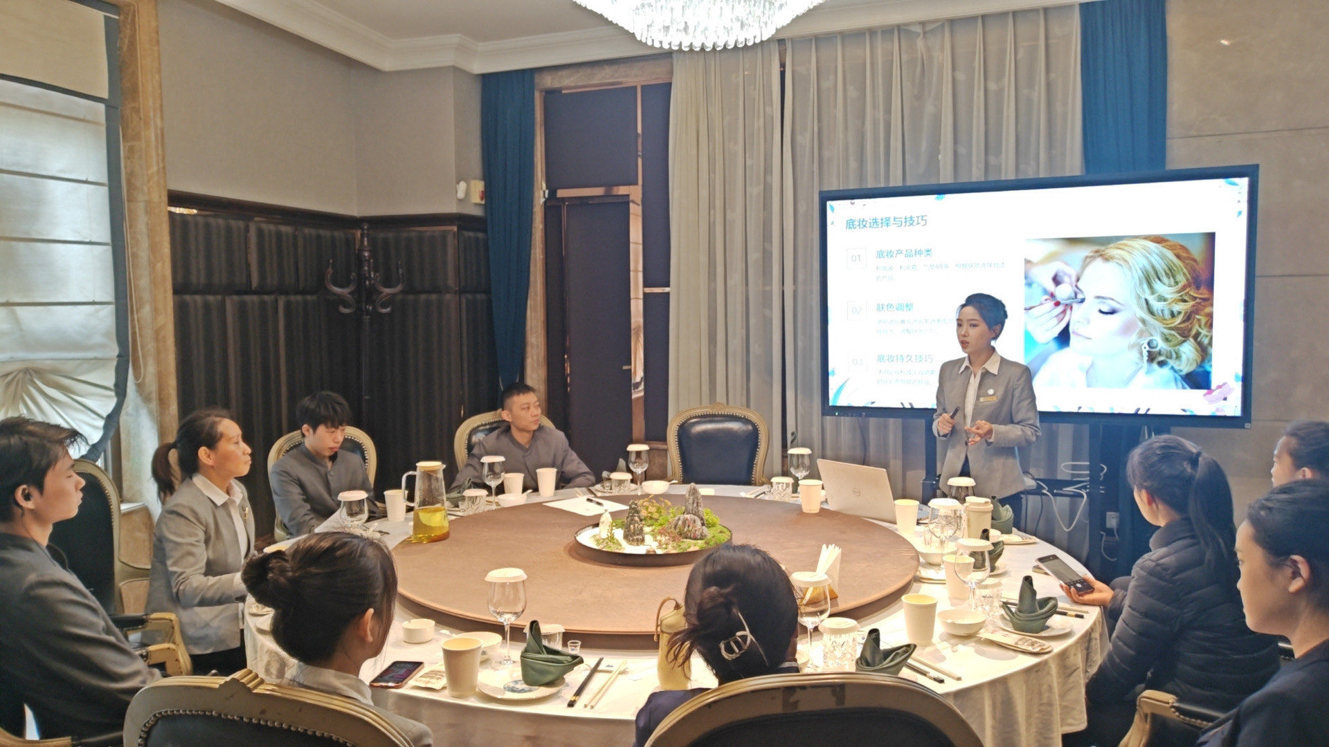 大圆桌下的友情时光