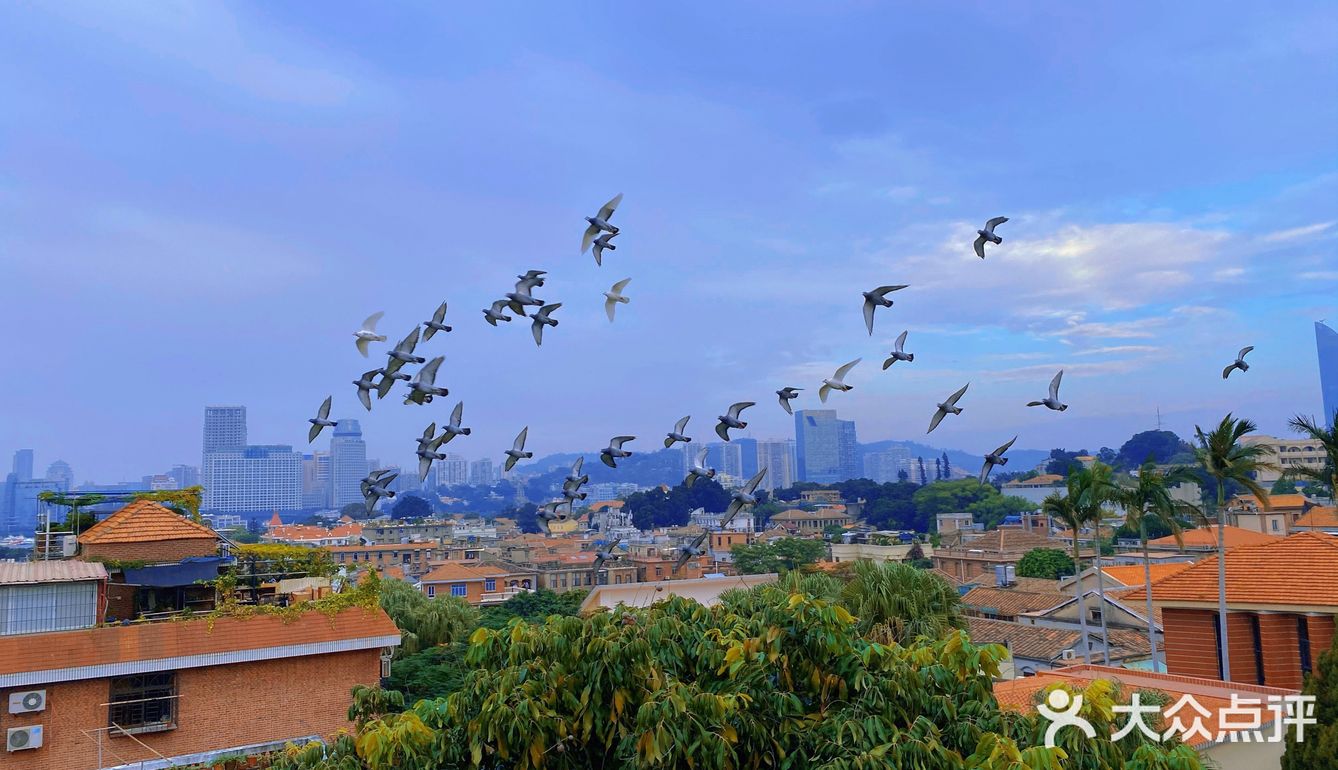 吃：美食比较清淡 适合沿海的人口味穿着