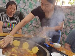-东北烧烤铁锅炖水库鱼