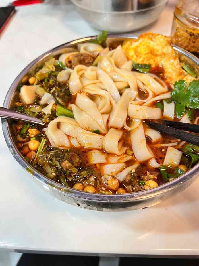 叼嘴巴儿重庆粉面(梅林店)-"[薄荷]环境:据说是网红店,但环境就和.