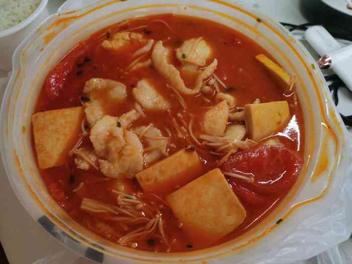 首先,这次点的是番茄鱼,配的脆皮肠和笋两个小菜.