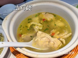 店家的服务态度非常热情周到，无论是点餐还是上菜