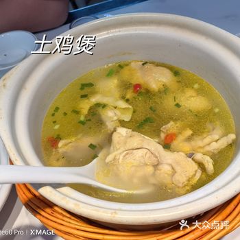 店家的服务态度非常热情周到，无论是点餐还是上菜