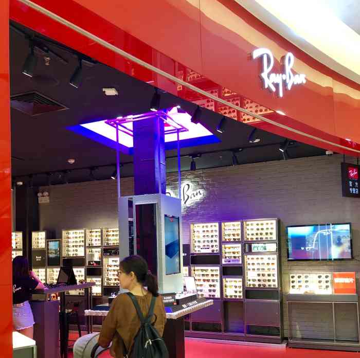 雷朋专卖店(利和广场店)-"前几天和几个朋友逛街的时候来雷朋看看,一.
