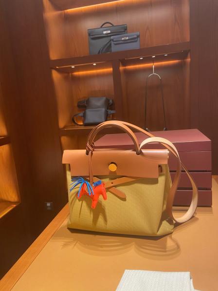 二话不说拿了3个包给我,分别是新款马蹄扣,花园,tote,长沙爱马仕的