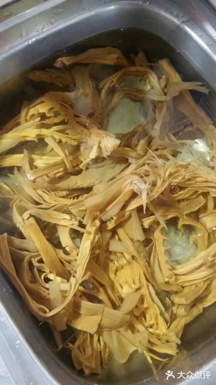 笋干焖烧肉，笋脆肉香，令我吃多碗饭