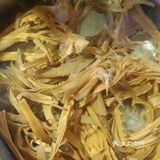 笋干焖烧肉，笋脆肉香，令我吃多碗饭