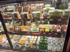 面包甜点陈列柜-星巴克(北京南站第三店)