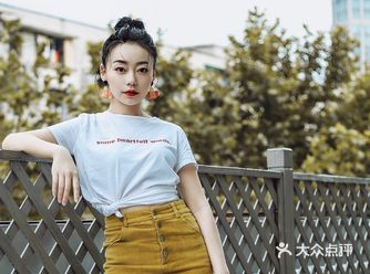 尤其今年很流行额头耷拉几根碎毛，有种迎风的赶脚