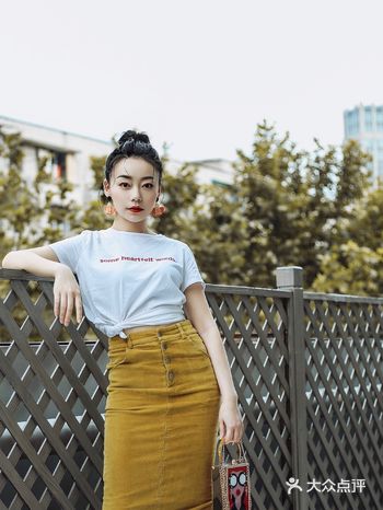 尤其今年很流行额头耷拉几根碎毛,有种迎风的赶脚