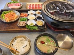 -围炉肉舍•炭烤活鳗•丹东海鲜烤肉(步行街店)