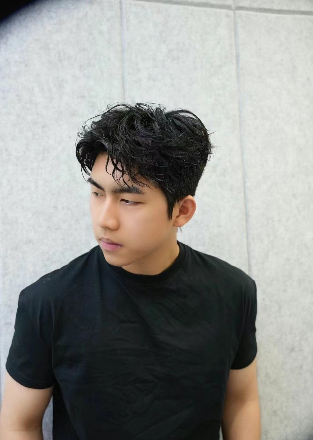 男生自然卷发型 简单又好看的发型