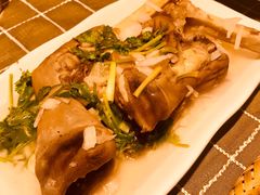 手抓羊蹄-巴扎美食·新疆菜·西域歌舞表演餐厅(新疆大厦店)