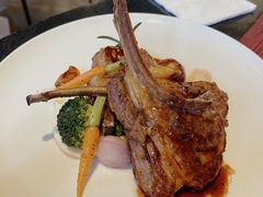 碳烤羊排配蔬菜及迷迭香红酒汁-WOLFGANG PUCK KITCHEN & BAR(迪士尼小镇店)