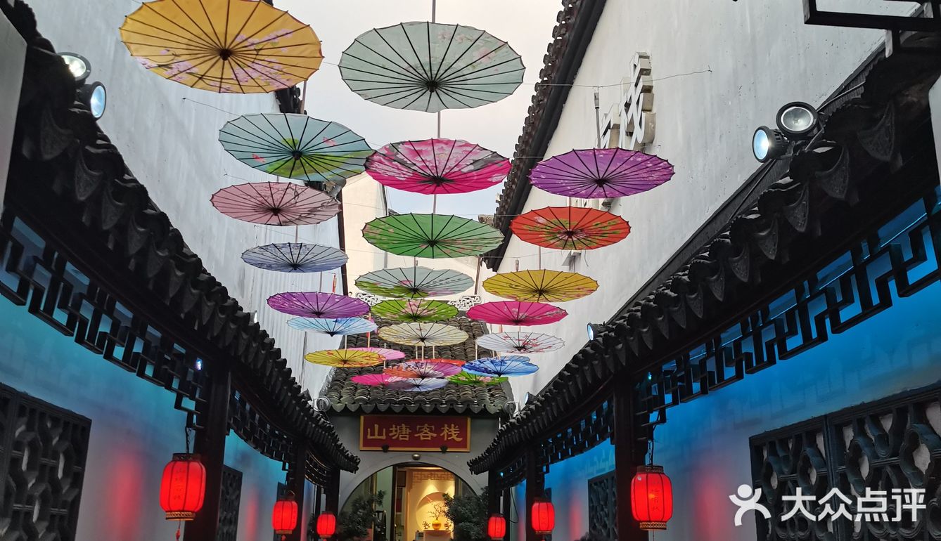 又能看见不一样的河两边，都是原来的格调