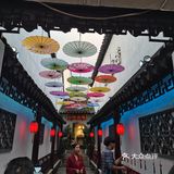 又能看见不一样的河两边，都是原来的格调